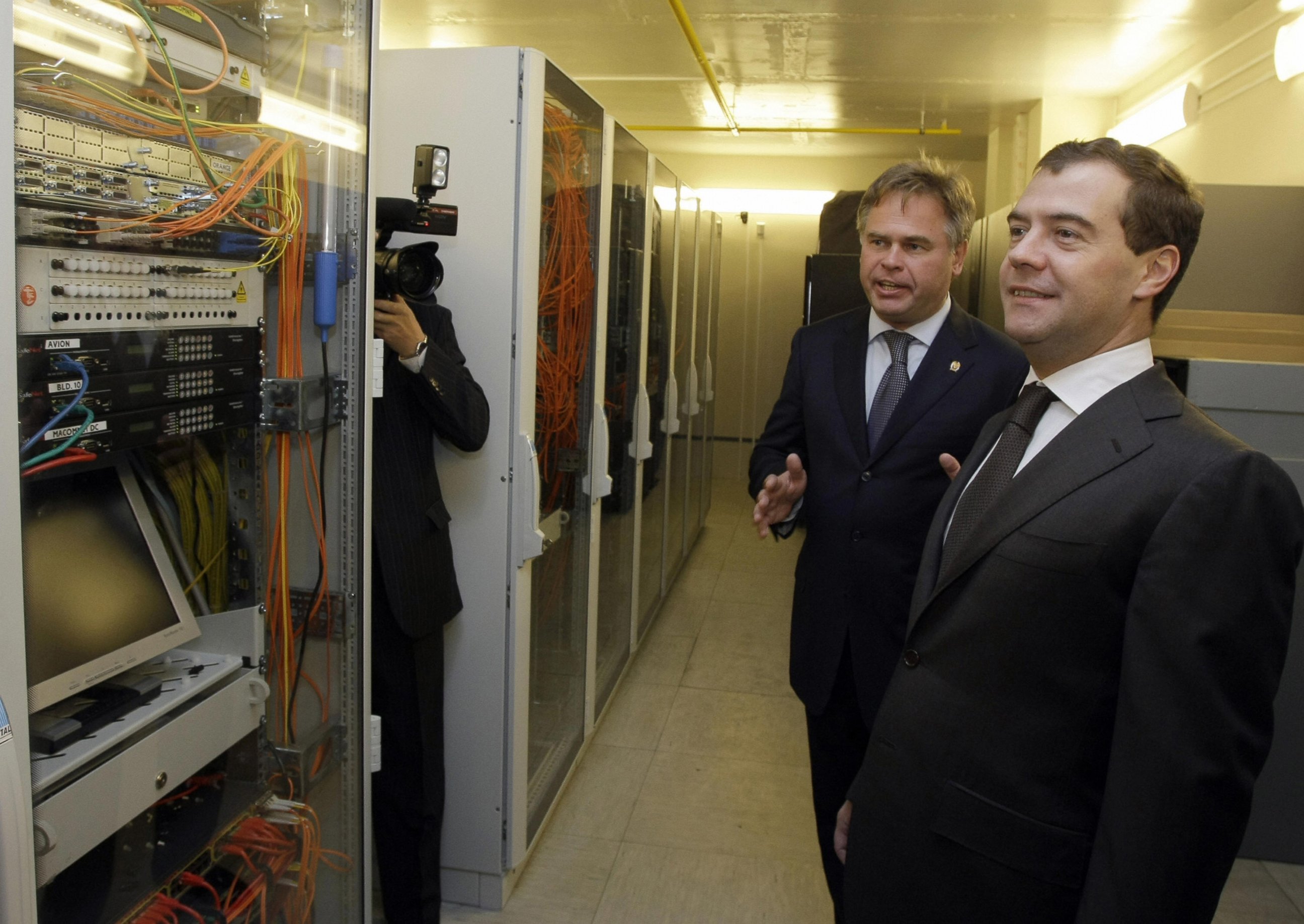 PHOTO: Russian President Dmitry Medvedev (R) listens to Russian antivirus program developer, Yevgeny Kaspersky, as he visits the Kaspersky Labs company development center, on June 18, 2009, in Moscow. 