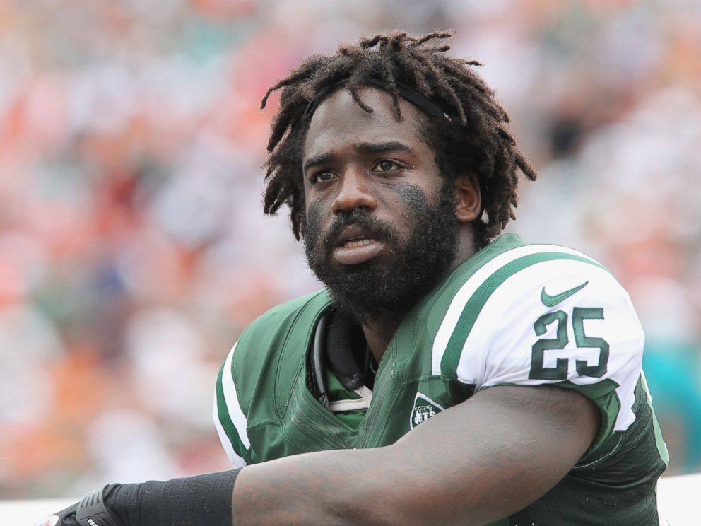 PHOTO: Running Back Joe McKnight, #25 of the New York Jets, follows the action against the Miami Dolphins when the Miami Dolphins host the New York Jets at Sun Life Stadium, on Sept. 23, 2012, in Miami Gardens, Florida.