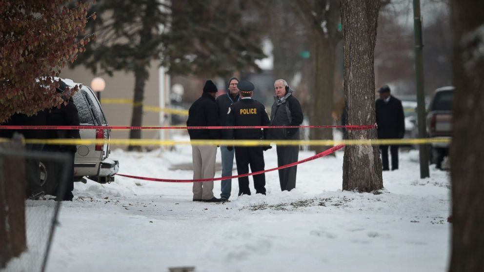 PHOTO: Police investigate the scene of a quadruple homicide on the city's Southside, Dec. 17, 2016 in Chicago.