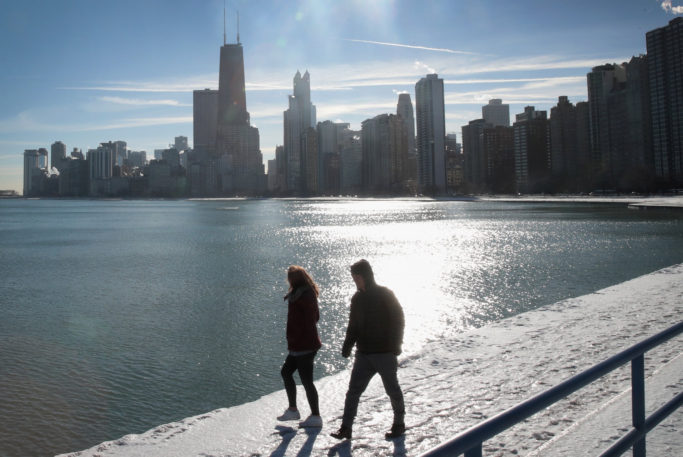 PHOTO: Despite single-digit temperatures people stroll along the lakefront, Dec. 15, 2016, in Chicago, Illinois. 