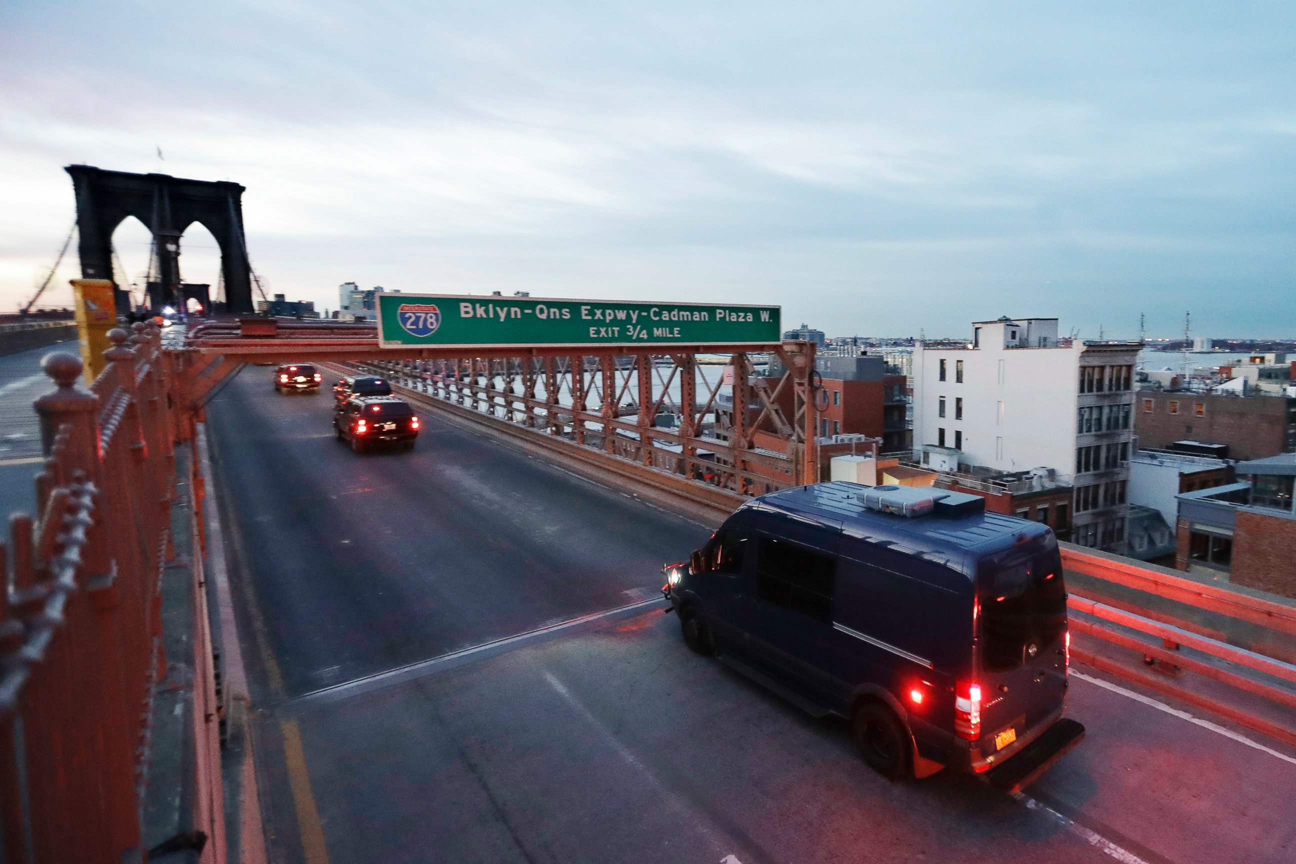 PHOTO: The police motorcade escorting Mexican drug lord Joaquin "El Chapo" Guzman leaves Manhattan via the Brooklyn Bridge, Feb. 3, 2017, in New York. 