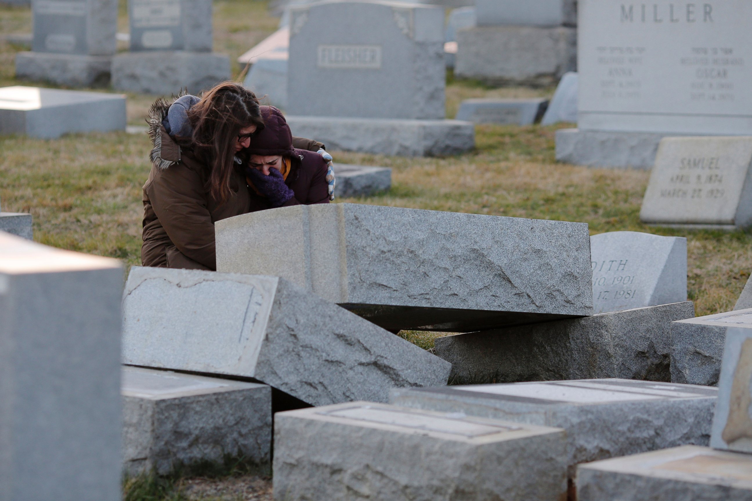 PHOTO: Melanie Steinhardt comforts Becca Richman at the Jewish Mount Carmel Cemetery, Feb. 26, 2017, in Philadelphia.