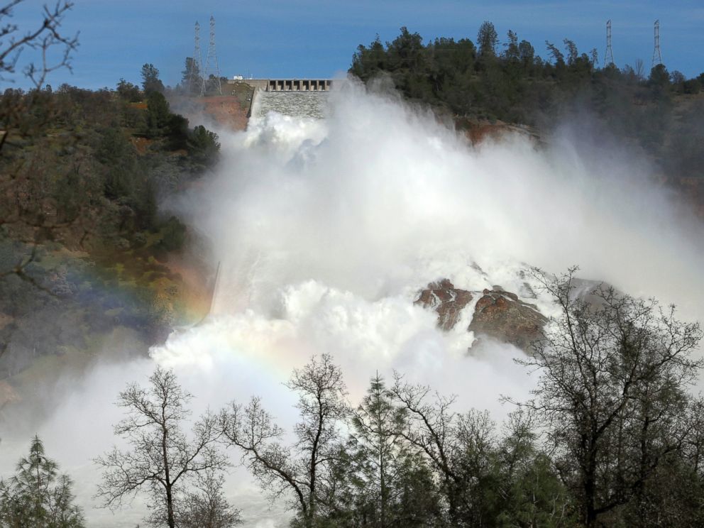 PHOTO: The Oroville Dam spillway overflows with runoff in Oroville, California, Feb. 14, 2017.
