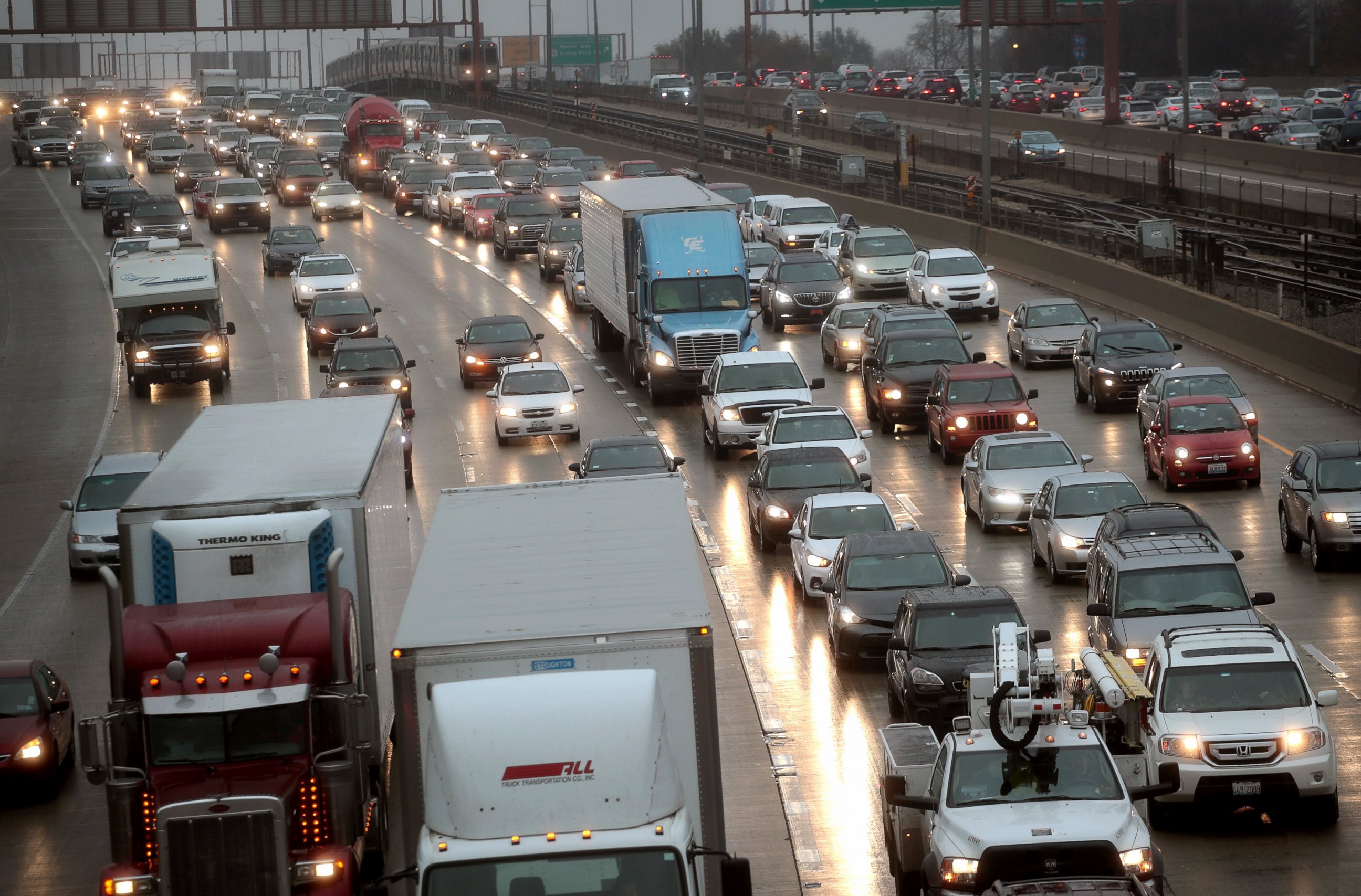 PHOTO: Travelers sit in a massive traffic jam, Nov. 23, 2016, in Chicago.