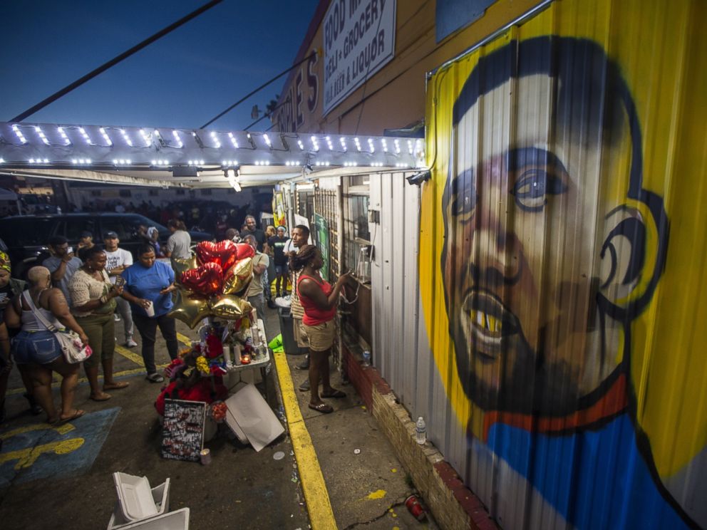 PHOTO: Protesters gather in front of a mural painted on the wall of the convenience store where Alton Sterling was shot and killed, July 6, 2016 in Baton Rouge, Louisiana.
