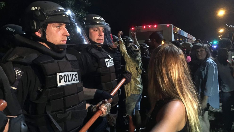 PHOTO: Police gather around protestors, Sept. 20, 2016, in Charlotte, North Carolina.