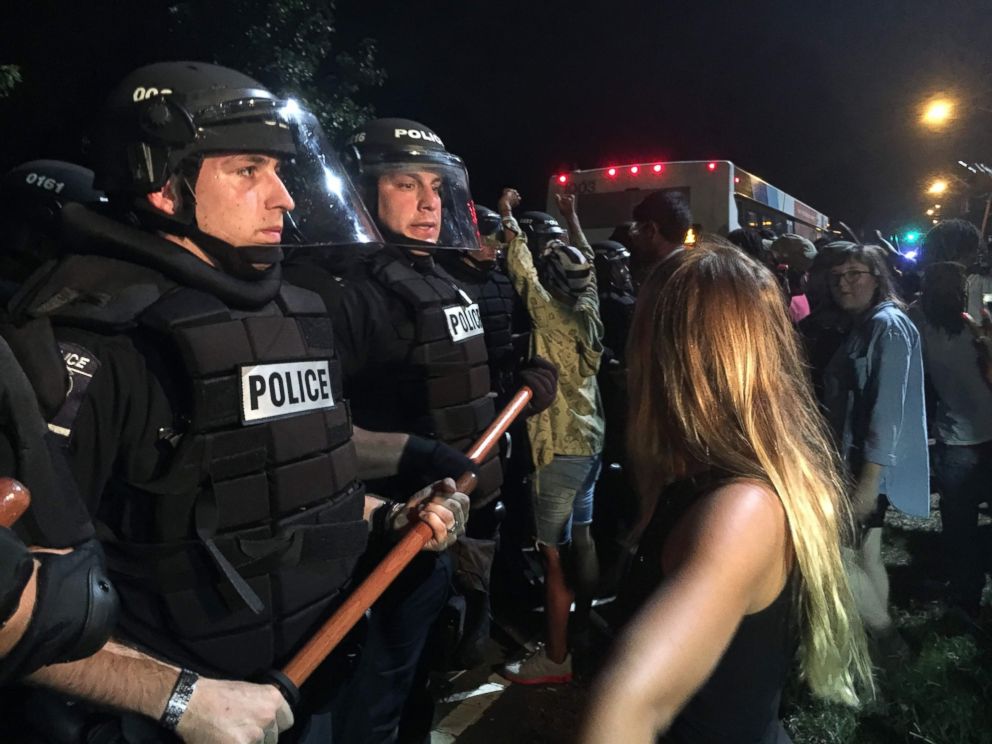 PHOTO: Police gather around protestors, Sept. 20, 2016, in Charlotte, North Carolina.