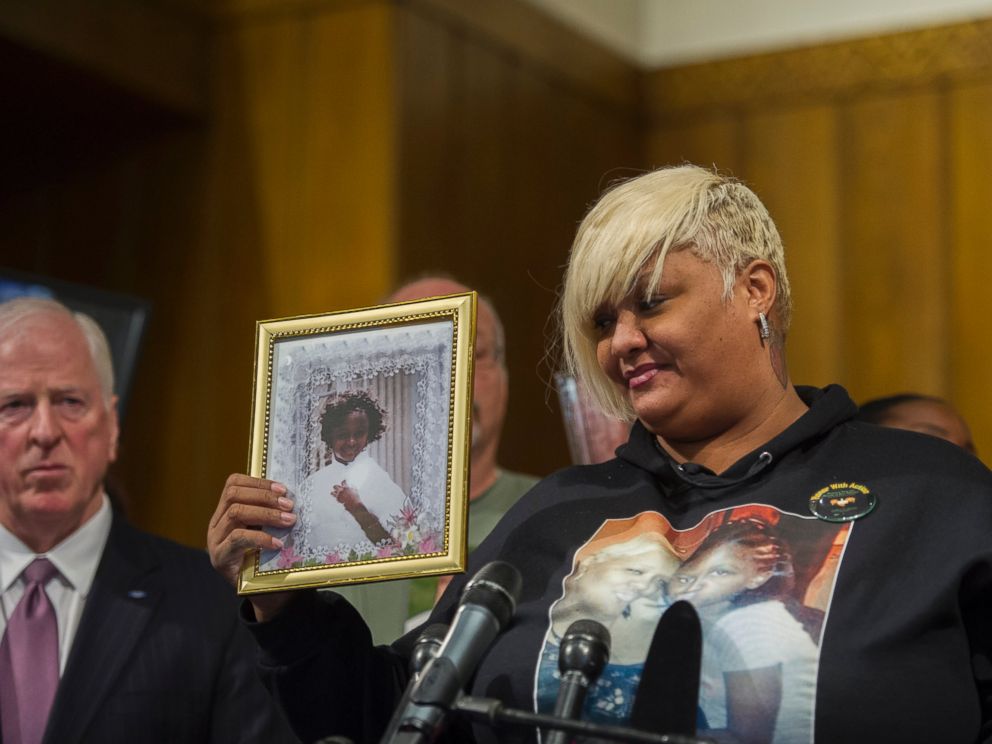 PHOTO: WASHINGTON, DC - DECEMBER 11: Ashake Banks, of Chicago Illinois, introduces herself to the audience as she holds a photo of her daughter Heaven Sutton, 7, who was shot by a stray bullet on Chicagos west side on June 27, 2012.
