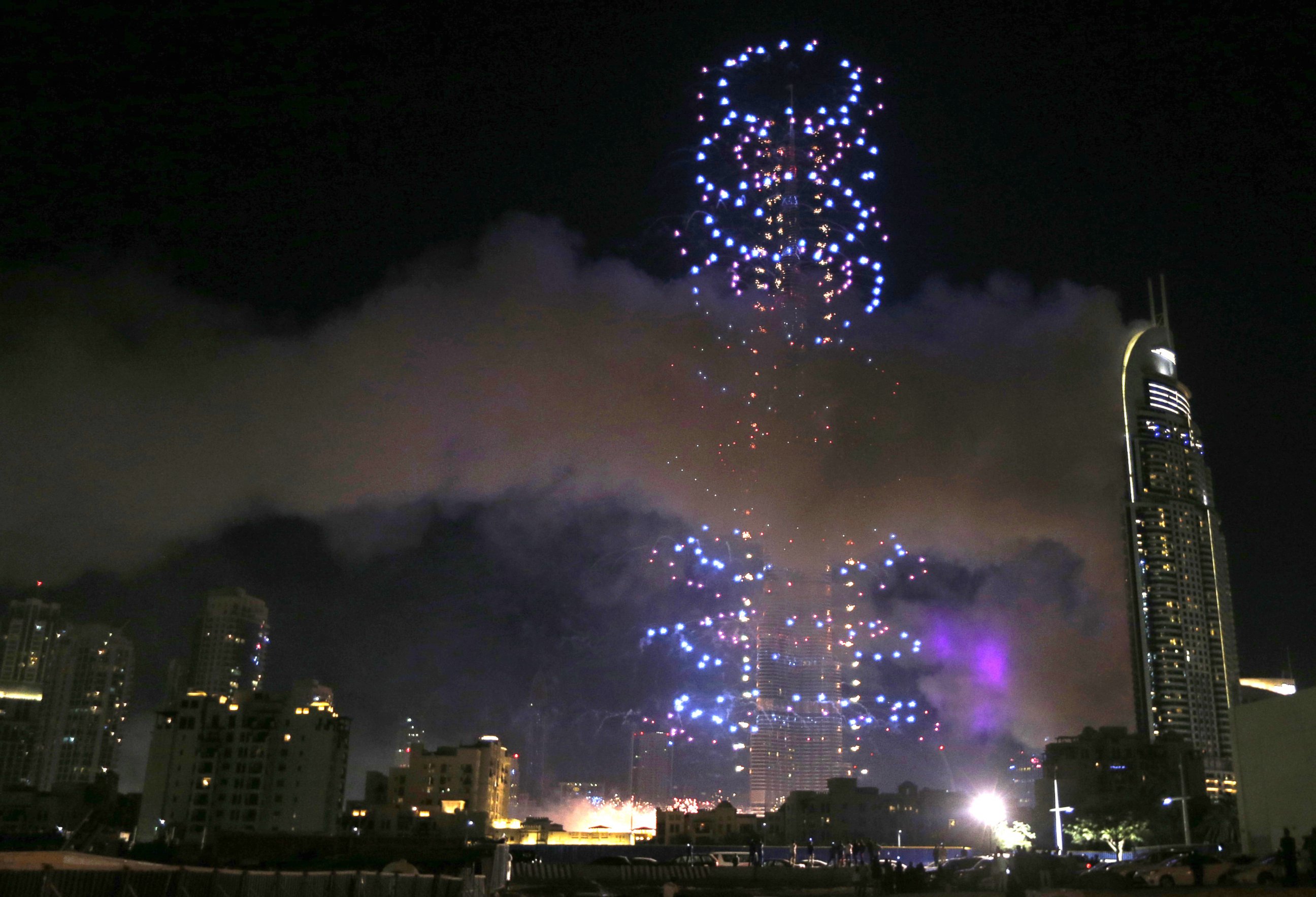 Горит ли бурдж халифа. Молния бьет в Бурдж Халифа. Burj khalifa Dubai фото. Dubai Fire. Dubai Burj khalifa playing Cards.