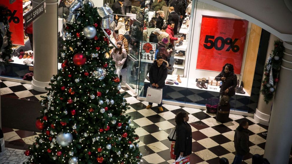 PHOTO: People shop at Manhattan Mall in New York City.