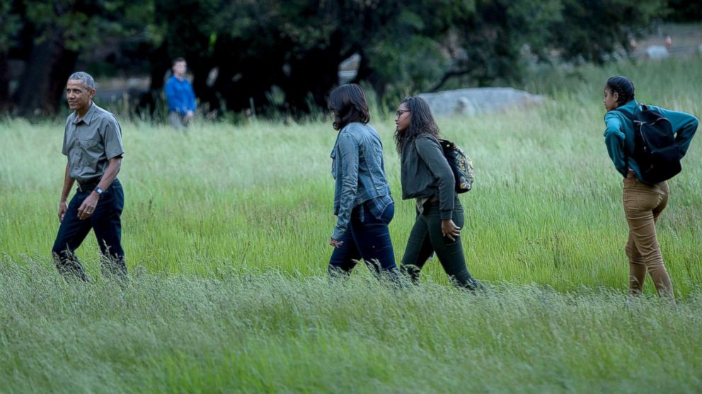 PHOTO: President Barack Obama, first lady Michelle Obama and their daughters Sasha and Malia walk through Ahwahnee Meadow after arriving on Marine One June 17, 2016 in Yosemite Valley, California. 