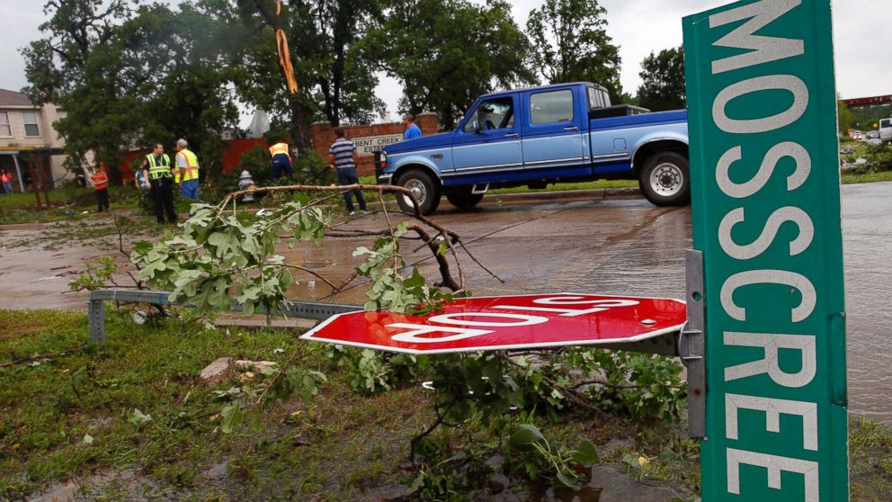 PHOTO: A street sign at the intersection of Hwy 377 and Mosscreek Drive lies on the ground after a possible tornado touched down in the Bent Creek Estates neighborhood in Denton, Texas, May 10, 2015.