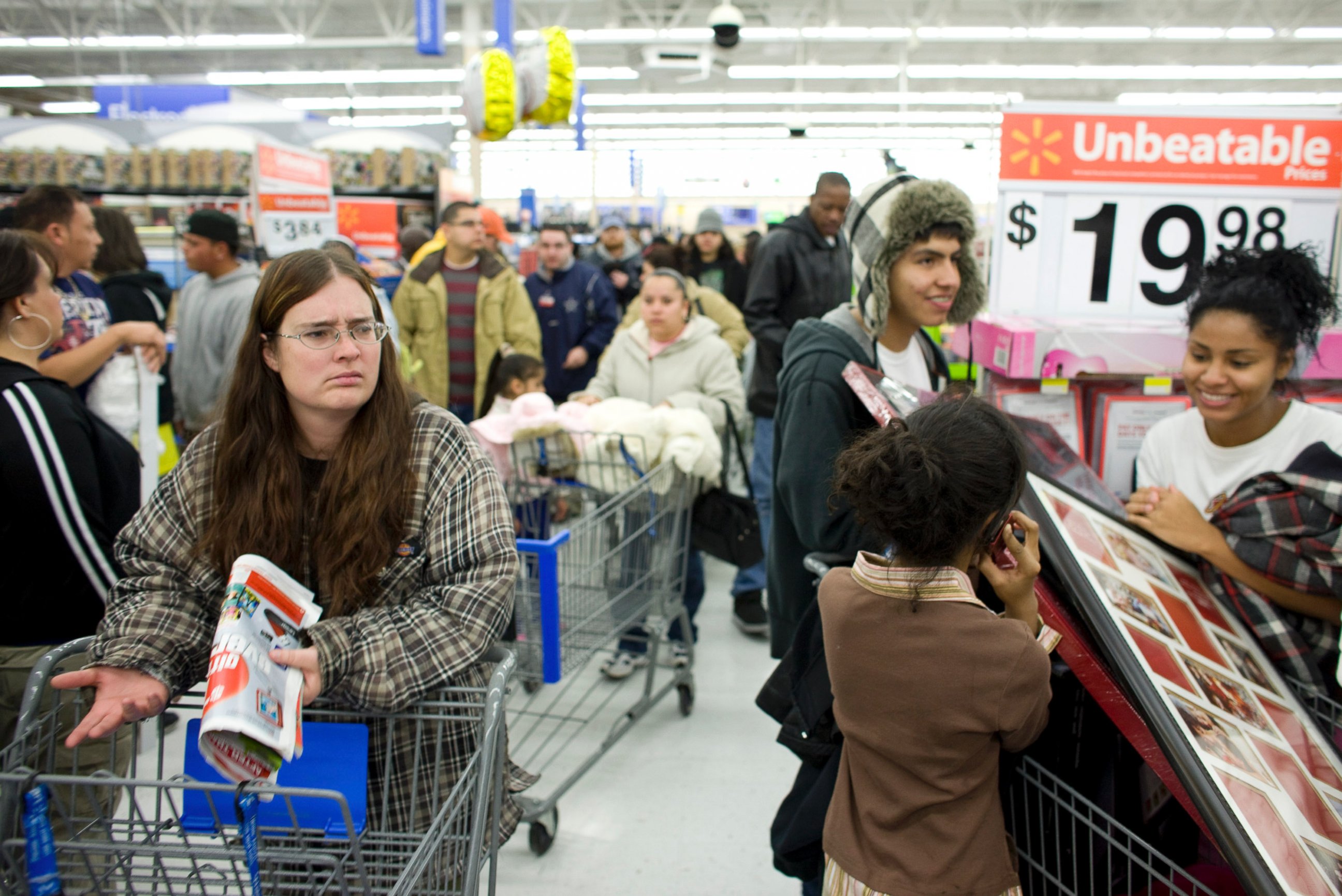 PHOTO: Shoppers crowd a Wal-Mart Supercenter on Nov. 27, 2009 in Denver.