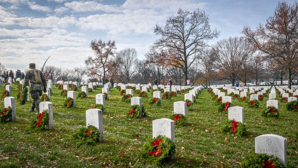 PHOTO: Volunteers carry wreaths in search of unadorned gravesite during as they participate in Wreath Across America, to lay wreaths on each grave in Arlington National Cemetery, Dec. 12, 2015, in Arlington.