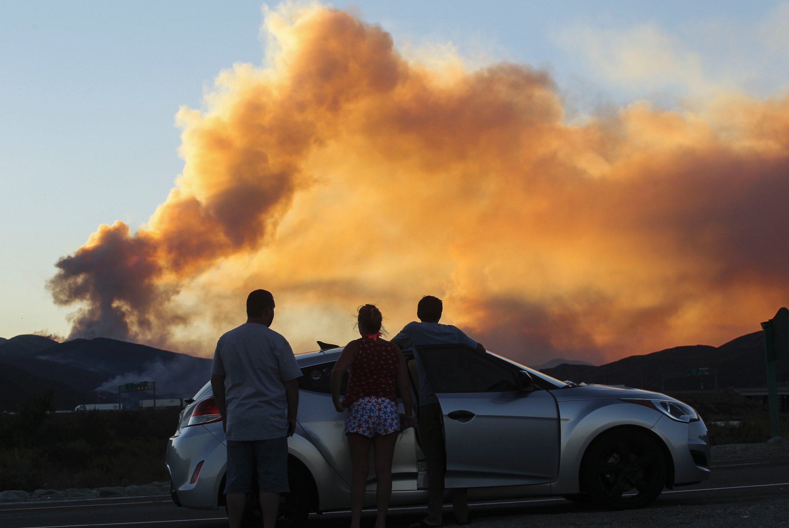 PHOTO: People watch the so-called Blue Cut wildfire in Lytle Creek, California, Aug. 16, 2016.