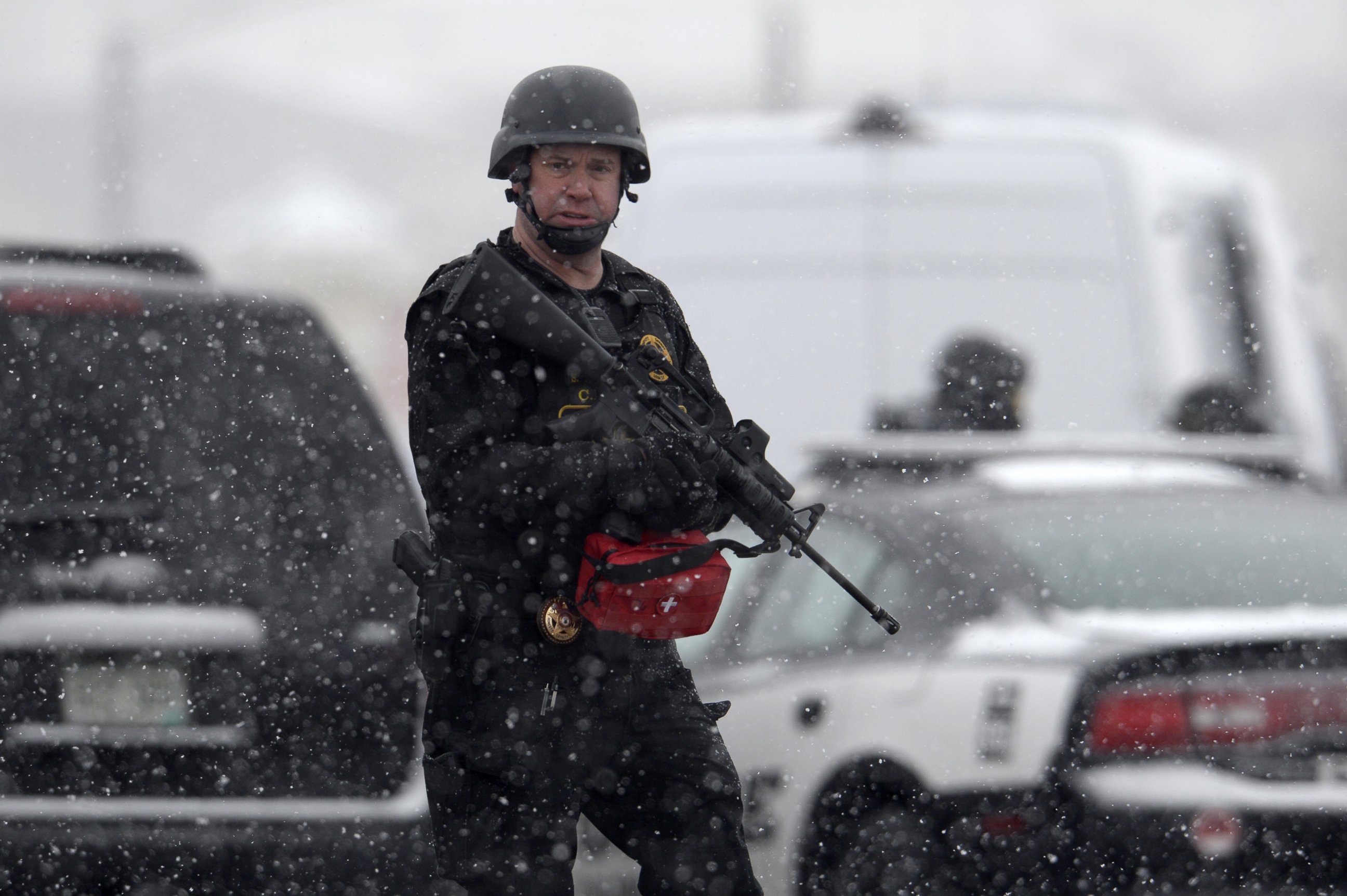 PHOTO: Colorado Springs police officers search the area near the scene of an active shooting in Colorado Springs, Colo., Nov. 27, 2015. 