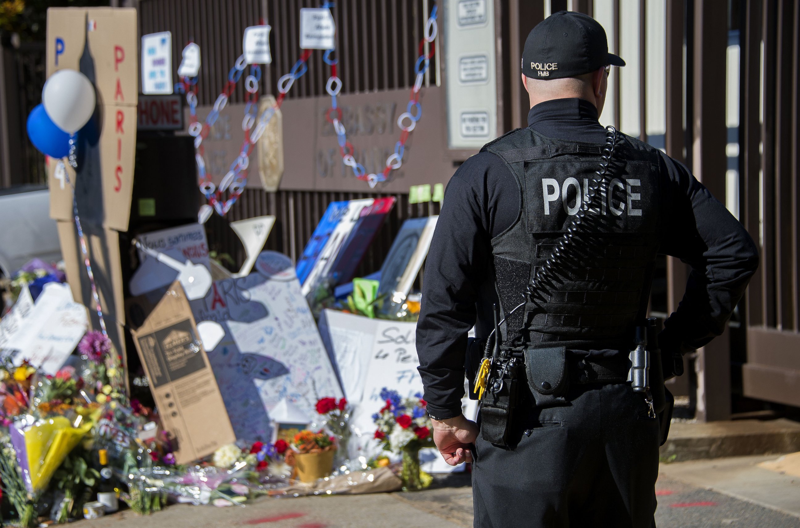 PHOTO:A uniformed Secret Service officer stands guard near a makeshift memorial outside the French Embassy in Washington, Nov. 16, 2015.
