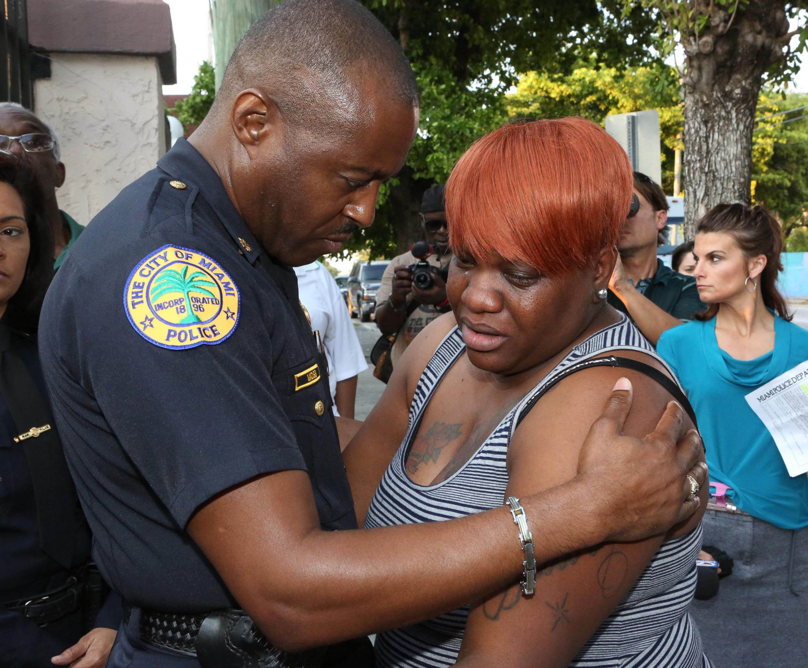 PHOTO: City of Miami Police Major Delrish Moss consoles Tramele Harris, mother of 16-year-old Richard Hallman, who was shot and killed recently in Overtown, March 26, 2015, in Miami. 