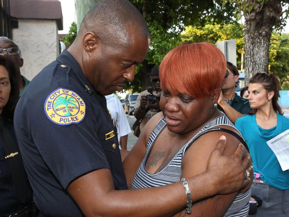 PHOTO: City of Miami Police Major Delrish Moss consoles Tramele Harris, mother of 16-year-old Richard Hallman, who was shot and killed recently in Overtown, March 26, 2015, in Miami.