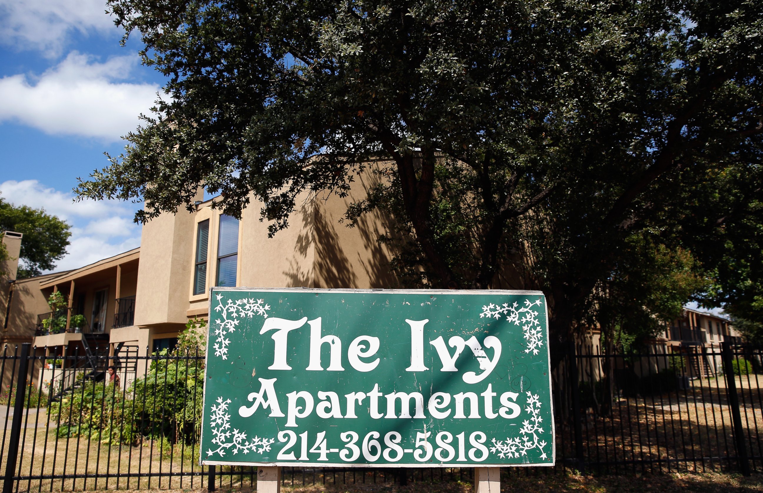 PHOTO: A sign stands near the Ivy Apartments, where the confirmed Ebola virus patient was staying, on Oct. 1, 2014 in Dallas, Texas. 