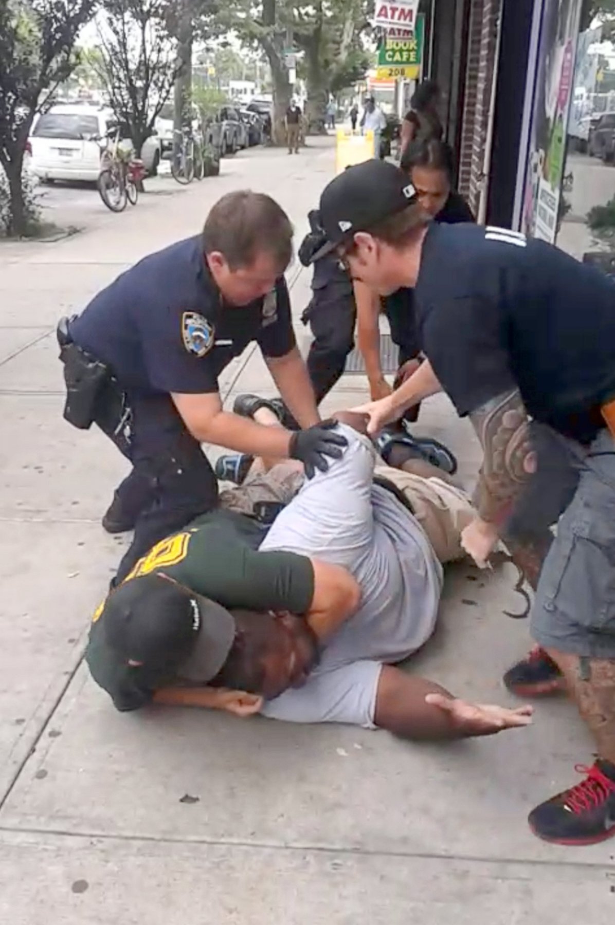 PHOTO: A 400- pound asthmatic Eric Garner died while being arrested by police in Staten Island.