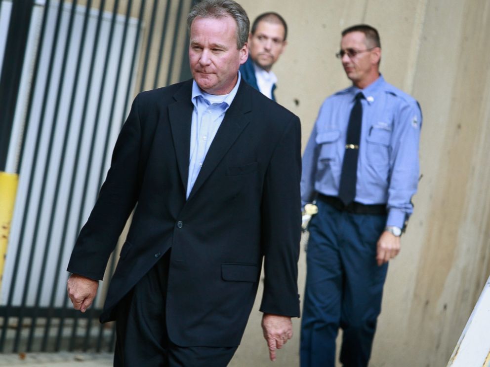 PHOTO:Michael David Barrett leaves the Metropolitan Correctional Center after posting bond in Chicago, Oct. 5, 2009.