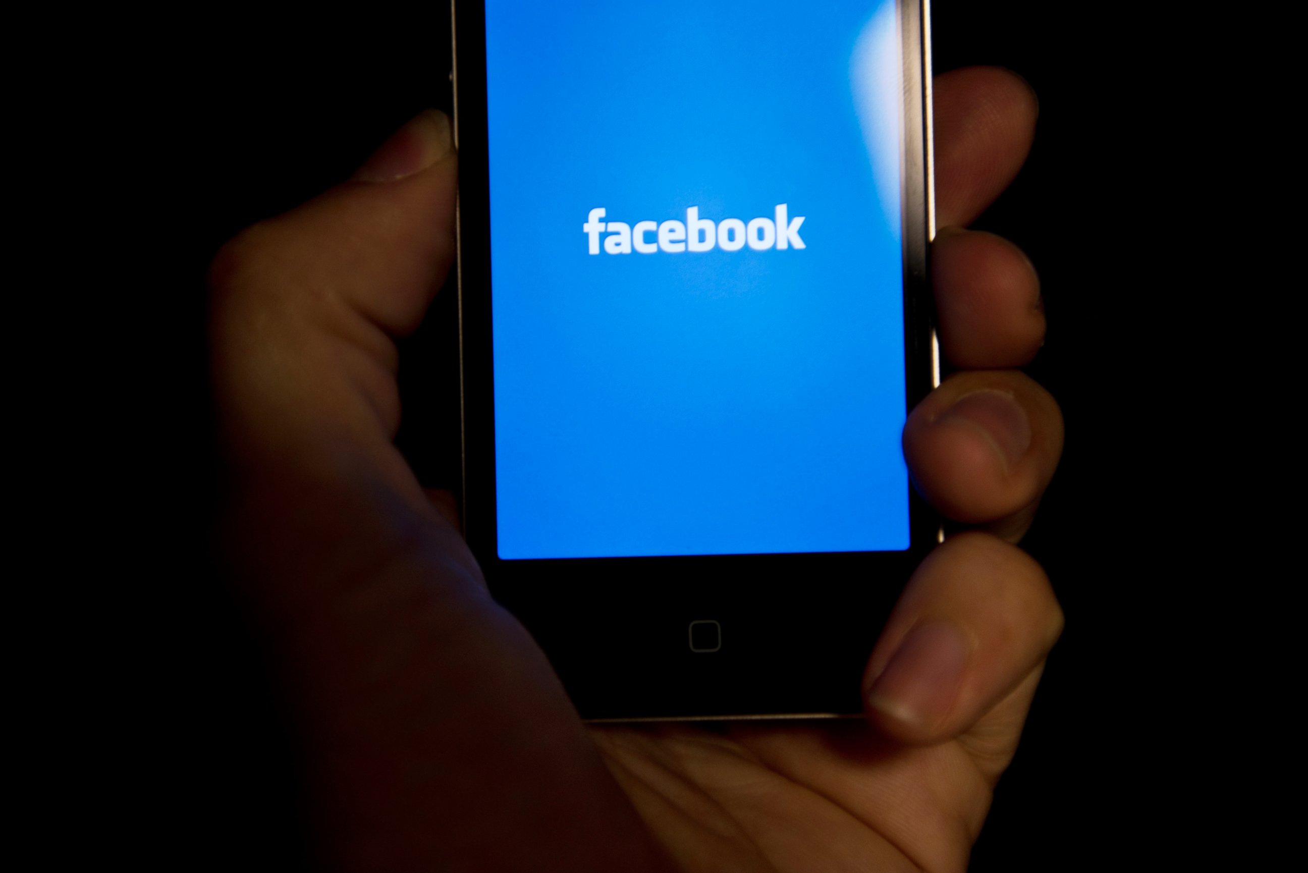 PHOTO:Facebook app's splash screen is seen on a mobile phone, May 10, 2012, in Washington. 
