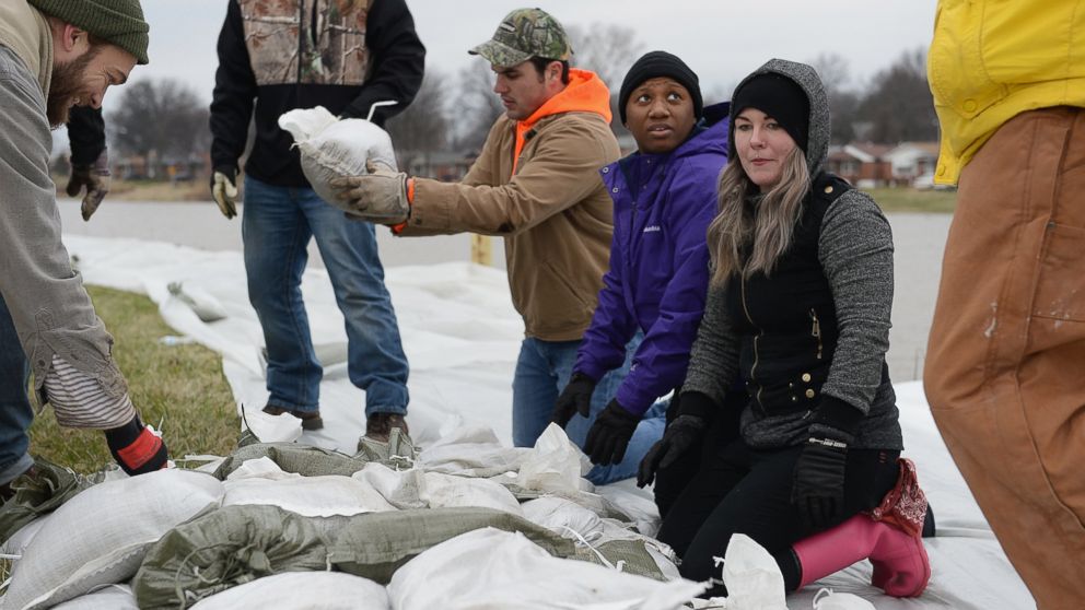 PHOTO: Volunteers load sandbags on the banks of the River Des Peres, Dec. 29, 2015 in St. Louis. The St. Louis area and surrounding region are bracing for record flood crests of the Mississippi, Missouri and Meremac Rivers after days of record rainfall.