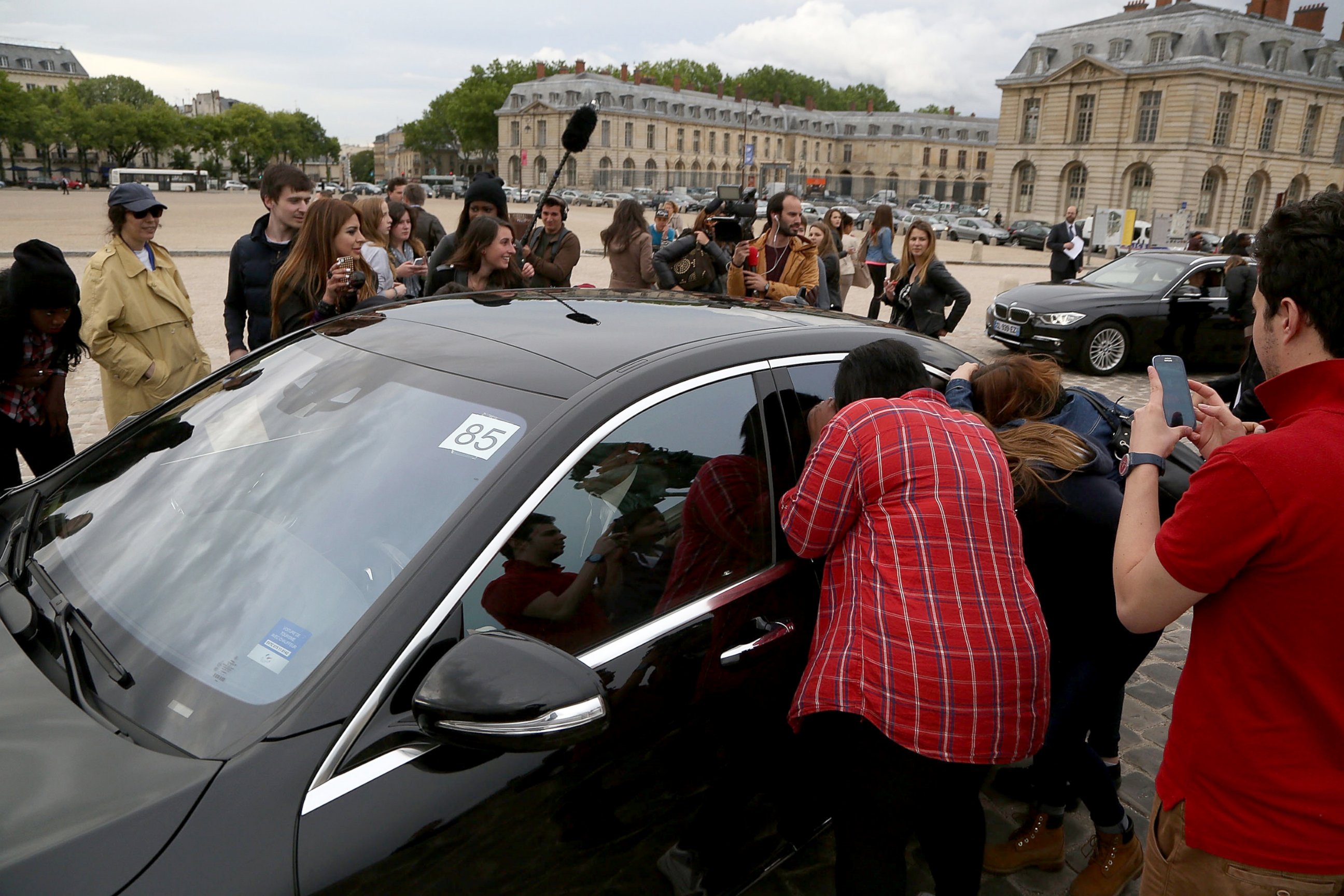 PHOTO: Guests arrivals at the 'Chateau de Versailes' ahead Kanye West and Kim Kardashian's pre-wedding dinner on May 23, 2014, in Versailles, France.