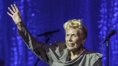 PHOTO: Joni Mitchell performs on stage at Torontos Massey Hall Tuesday June 18, 2013.