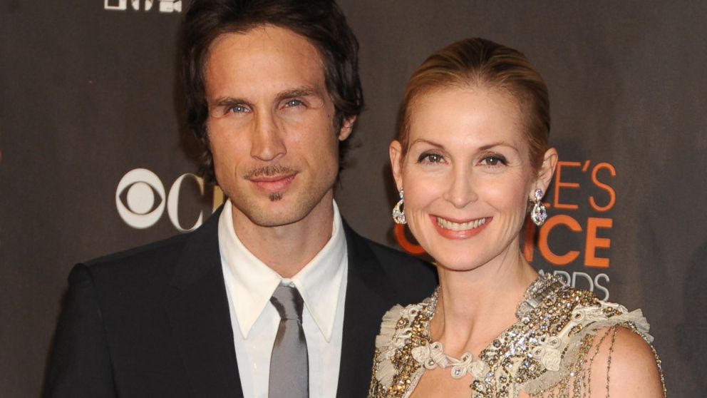 PHOTO: Kelly Rutherford (R) and husband Daniel Giersch arrives at the People's Choice Awards 2010 held at Nokia Theatre L.A. Live on Jan. 6, 2010 in Los Angeles, Calif. 