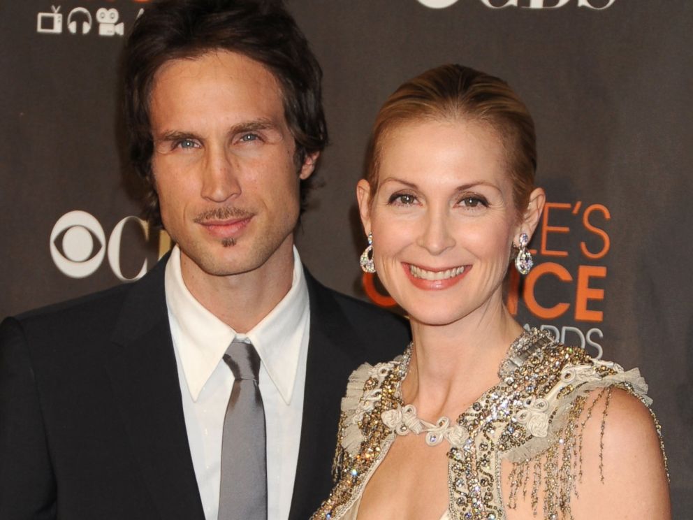 PHOTO: Kelly Rutherford (R) and husband Daniel Giersch arrives at the Peoples Choice Awards 2010 held at Nokia Theatre L.A. Live on Jan. 6, 2010 in Los Angeles, Calif.