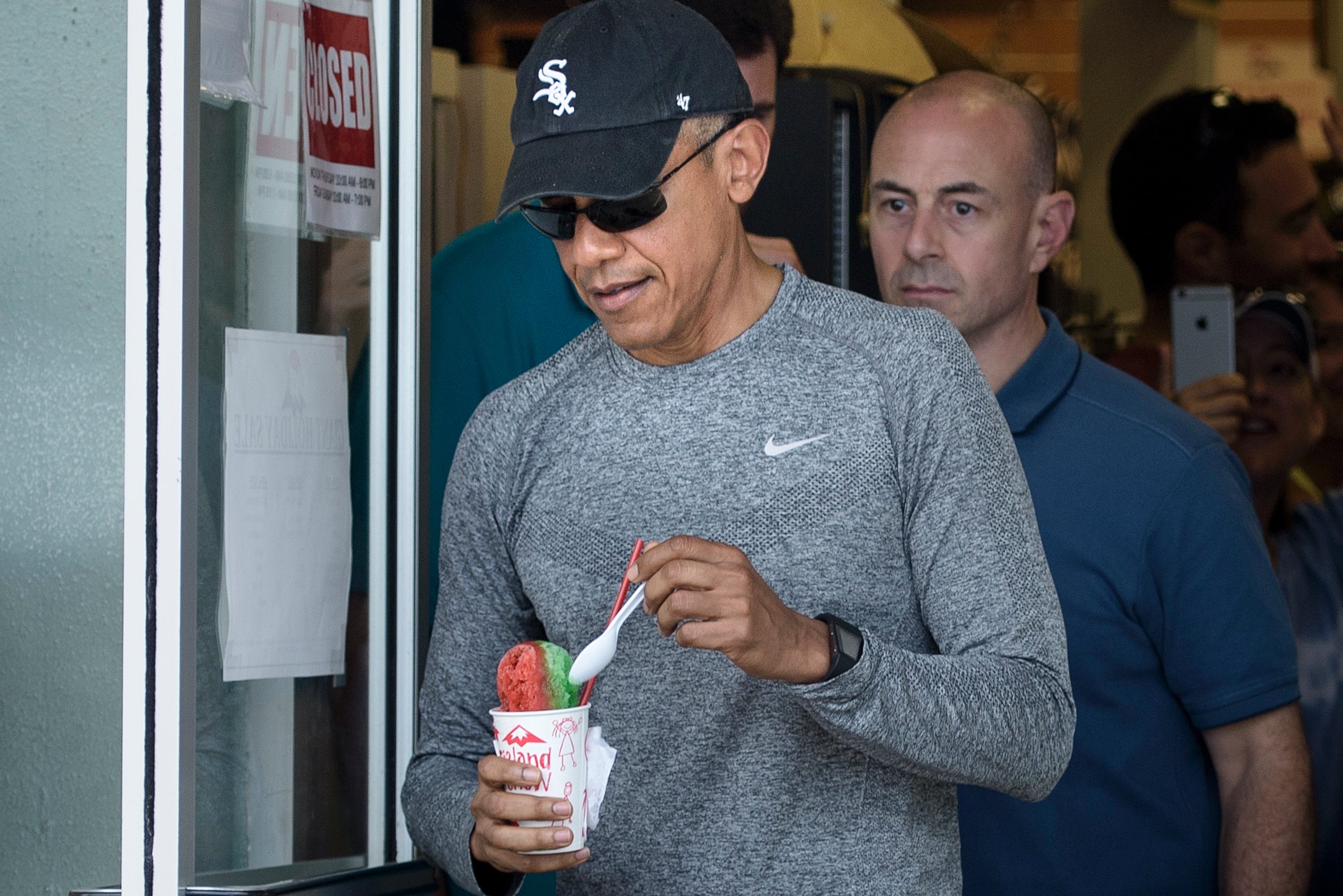PHOTO:President Barack Obama leaves Island Snow with shaved ice after a visit to the beach, Dec. 27, 2015, in Kailua, Hawaii.  
