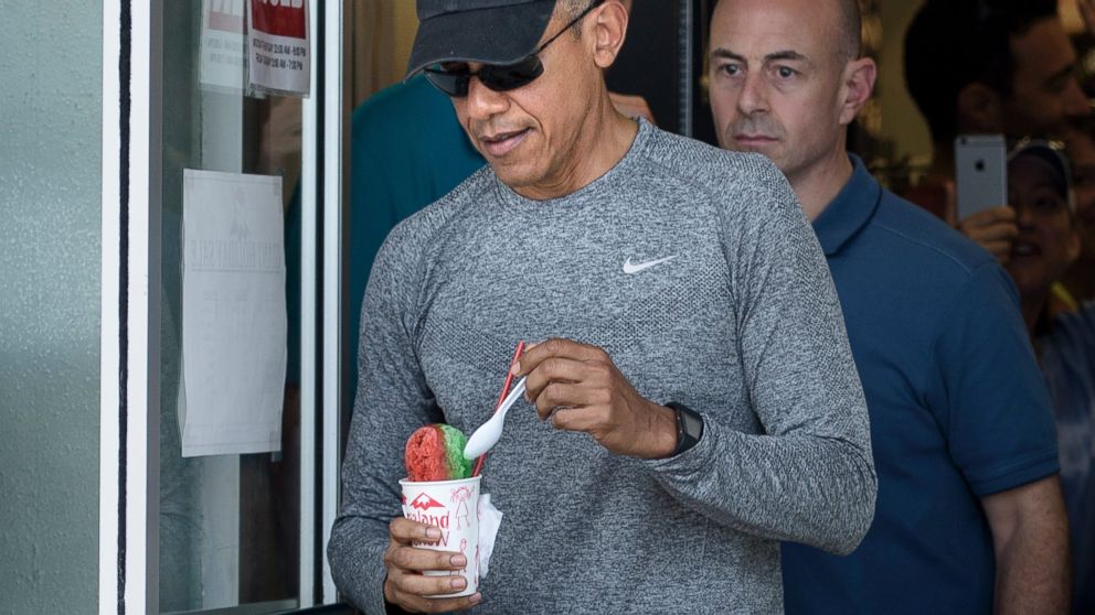 PHOTO:President Barack Obama leaves Island Snow with shaved ice after a visit to the beach, Dec. 27, 2015, in Kailua, Hawaii.  