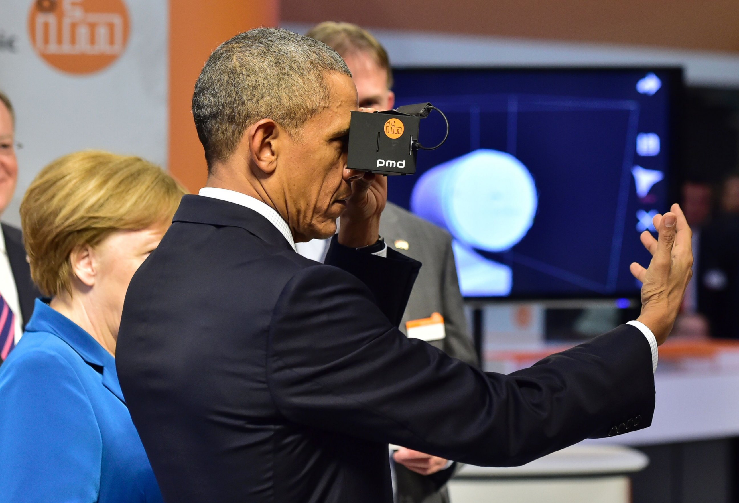 PHOTO:President Barack Obama looks through a VR device next to German chancellor Angela Merkel as they tour the Hanover industrial Fair in Hanover, Germany, April 25, 2016. 