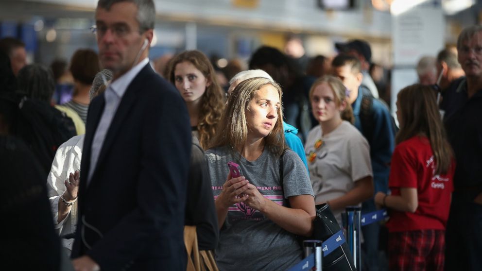 PHOTO: Passengers wait in line to check in for flights at O'Hare International Airport, Sept. 26, 2014, in Chicago.
