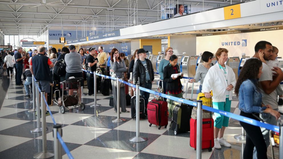 PHOTO: Passengers check in for flights at O'Hare International Airport, Sept. 26, 2014, in Chicago.