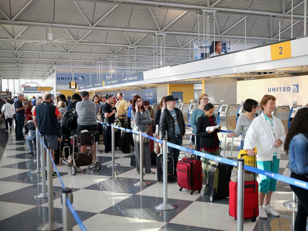 PHOTO: Passengers check in for flights at OHare International Airport, Sept. 26, 2014, in Chicago.