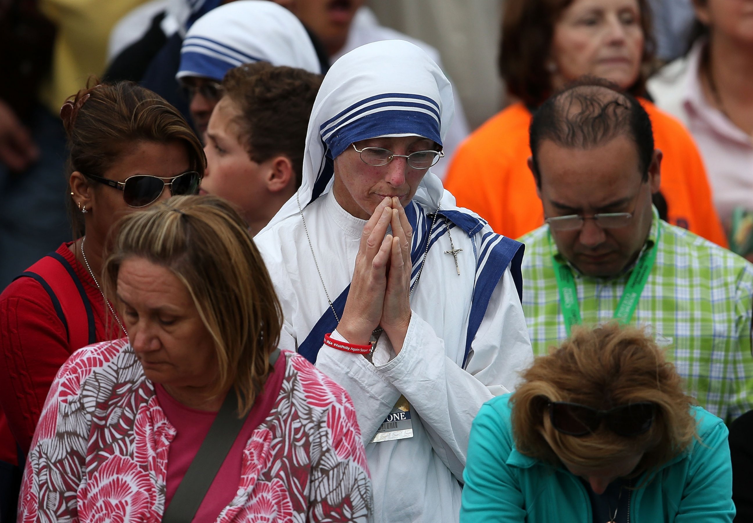 PHOTO: Spectators pray as they listen to the papal Mass during the World Meeting of Families on Sept. 27, 2015 in Philadelphia.