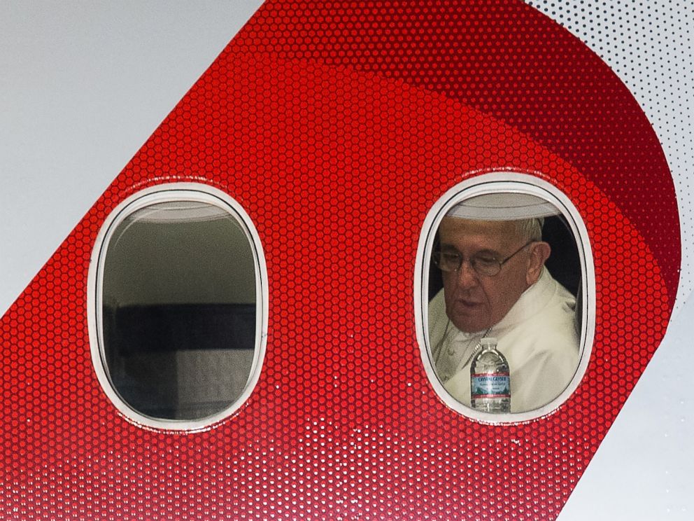 PHOTO: Pope Francis looks out the window of his plane before departing Philadelphia on Sept. 27, 2015 at the end of his six-day visit to the U.S.