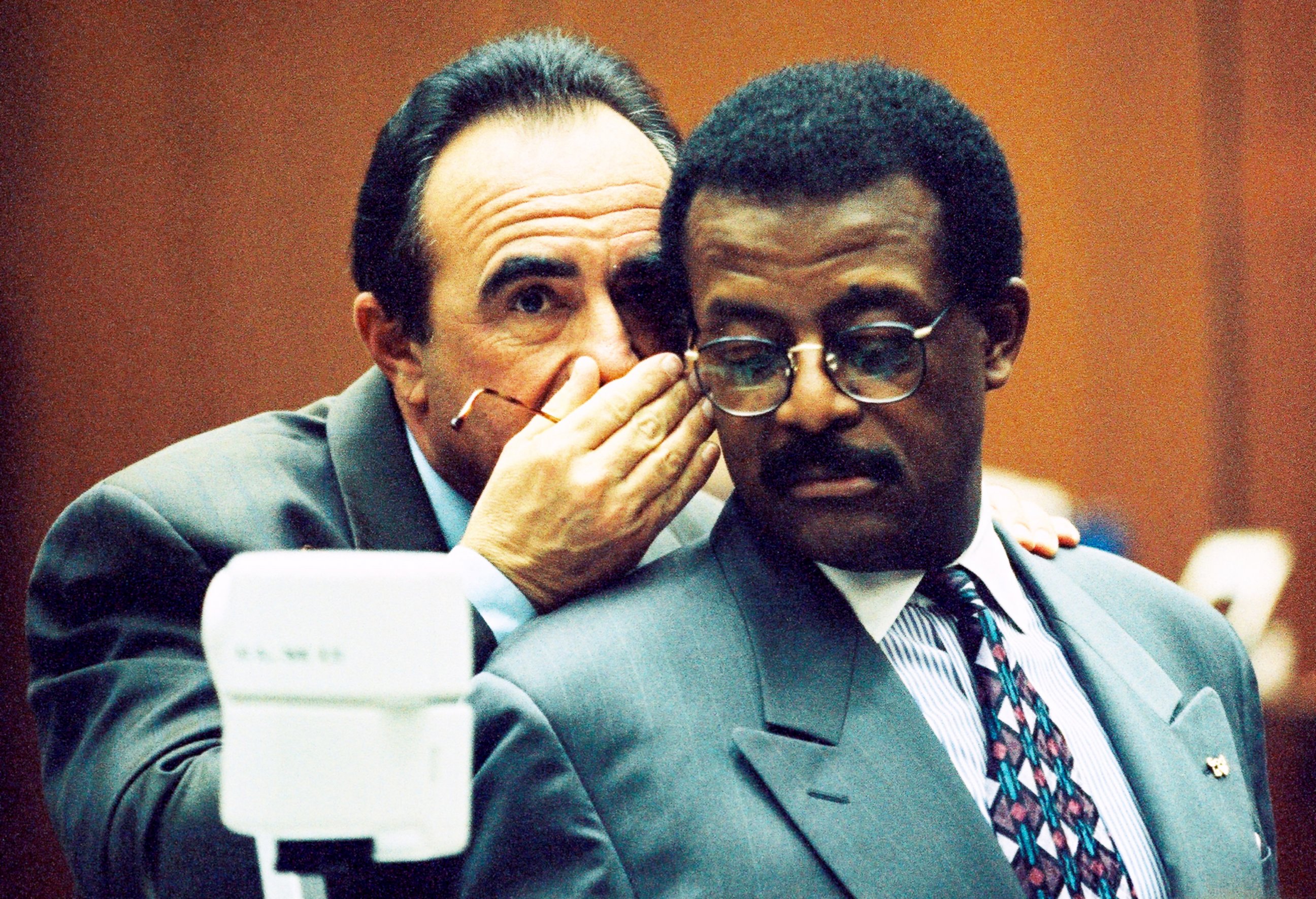 Defense attorneys Robert Shapiro and Johnnie Cochran confer during testimony in the OJ Simpson Criminal Trial, Feb. 9, 1995.