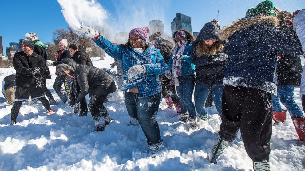 Кидались снежками. Игра в снежки. Зимние игры на улице. Дети кидаются снежками. Люди играющие в снежки.