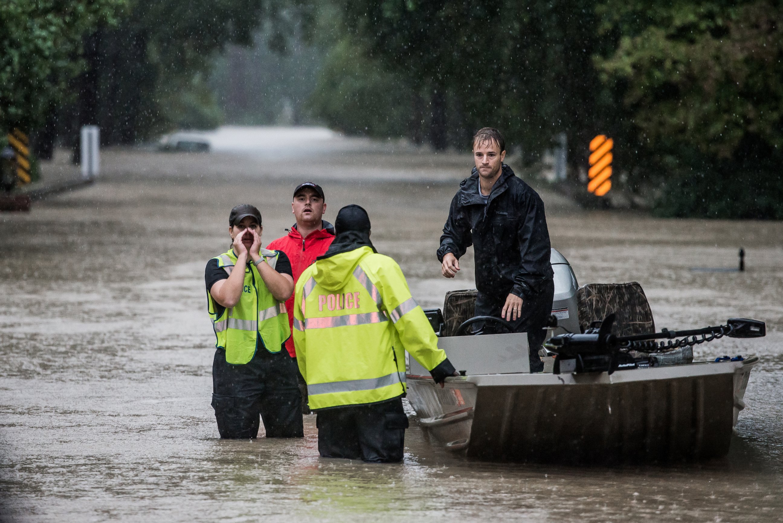 Где идет наводнение. Люди при наводнении. Наводнение спасатели. Спасатели спасают людей наводнение.