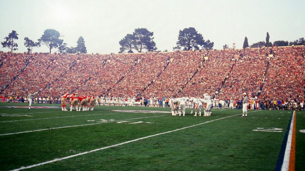 PHOTO: The Miami Dolphins and San Francisco 49ers huddle as they face off in Super Bowl XIX at Stanford Stadium, Jan. 20, 1985, in Stanford, Calif.