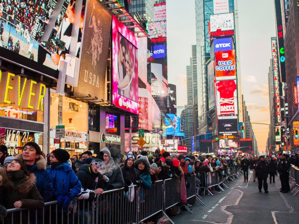 2014 New Year S Eve In Times Square By The Numbers Abc News