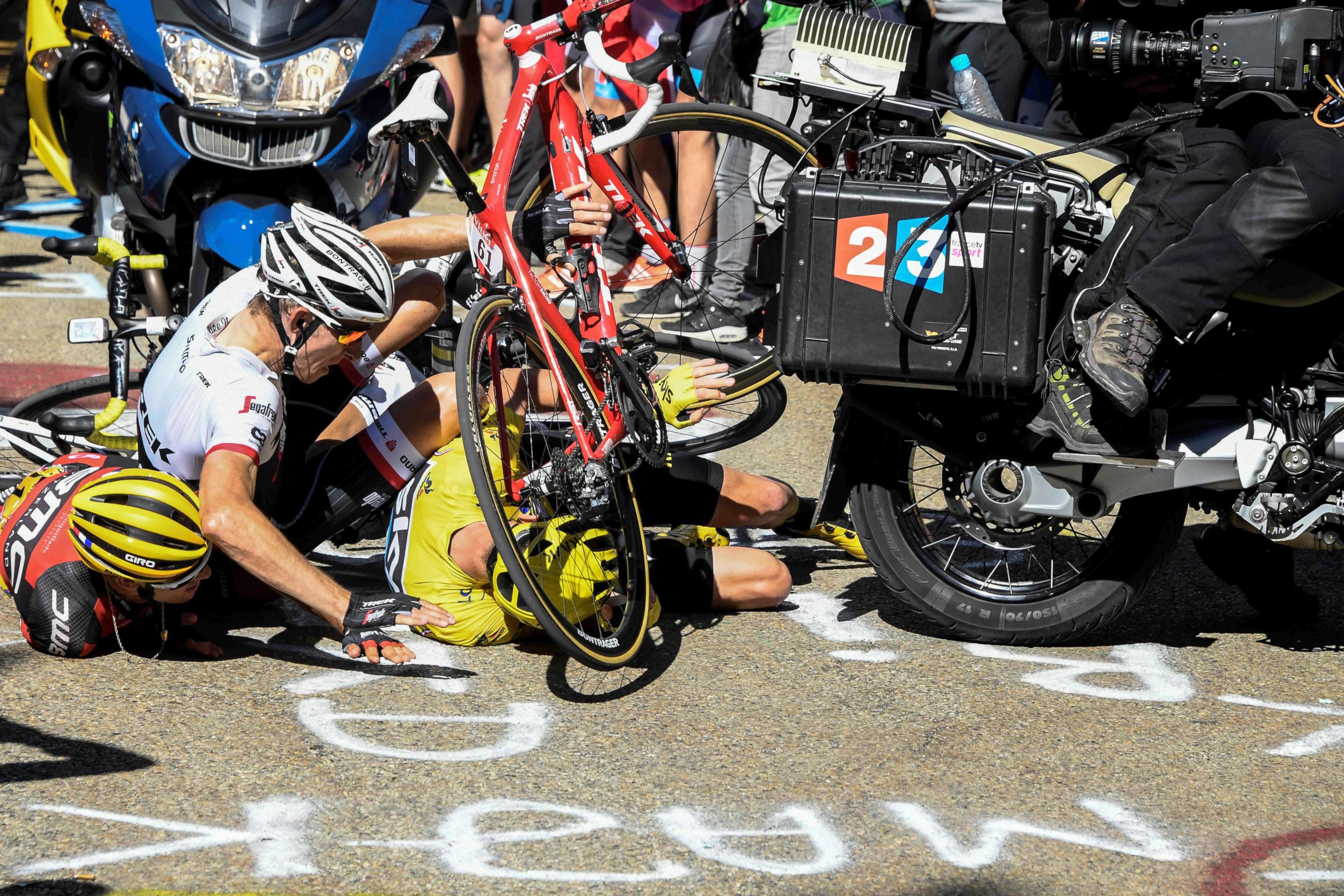 PHOTO: Richie Porte, Netherlands' Bauke Mollema and  Britain's Christopher Froome, wearing the overall leader's yellow jersey, fall on the ground during the 178 km twelvelth stage of the 103rd edition of the Tour de France cycling race, July 14, 2016.