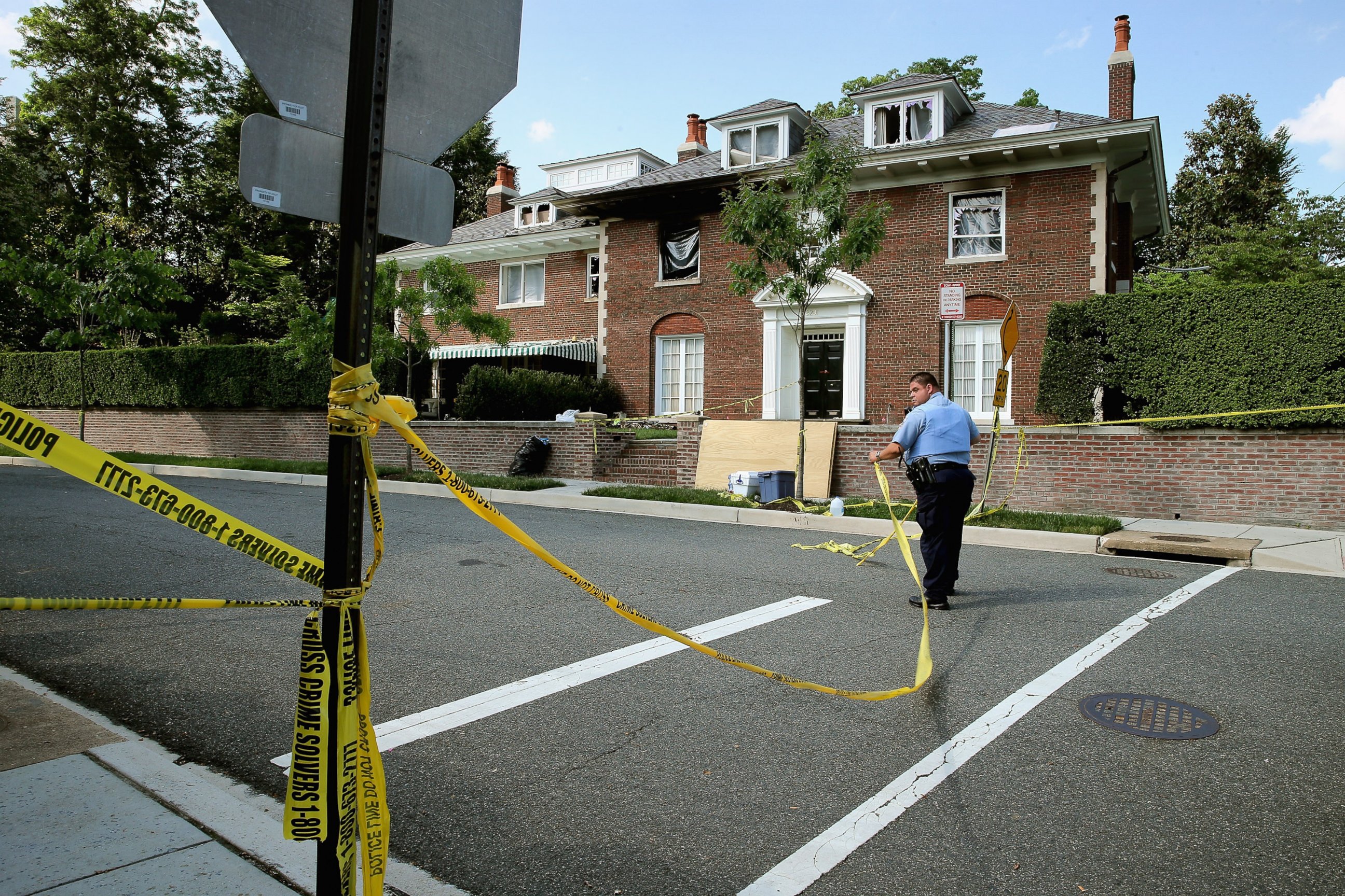 PHOTO: District of Columbia Metropolitan Police maintain a perimeter around the house on the 3200 block of Woodland Drive NW May 19, 2015 in Washington.