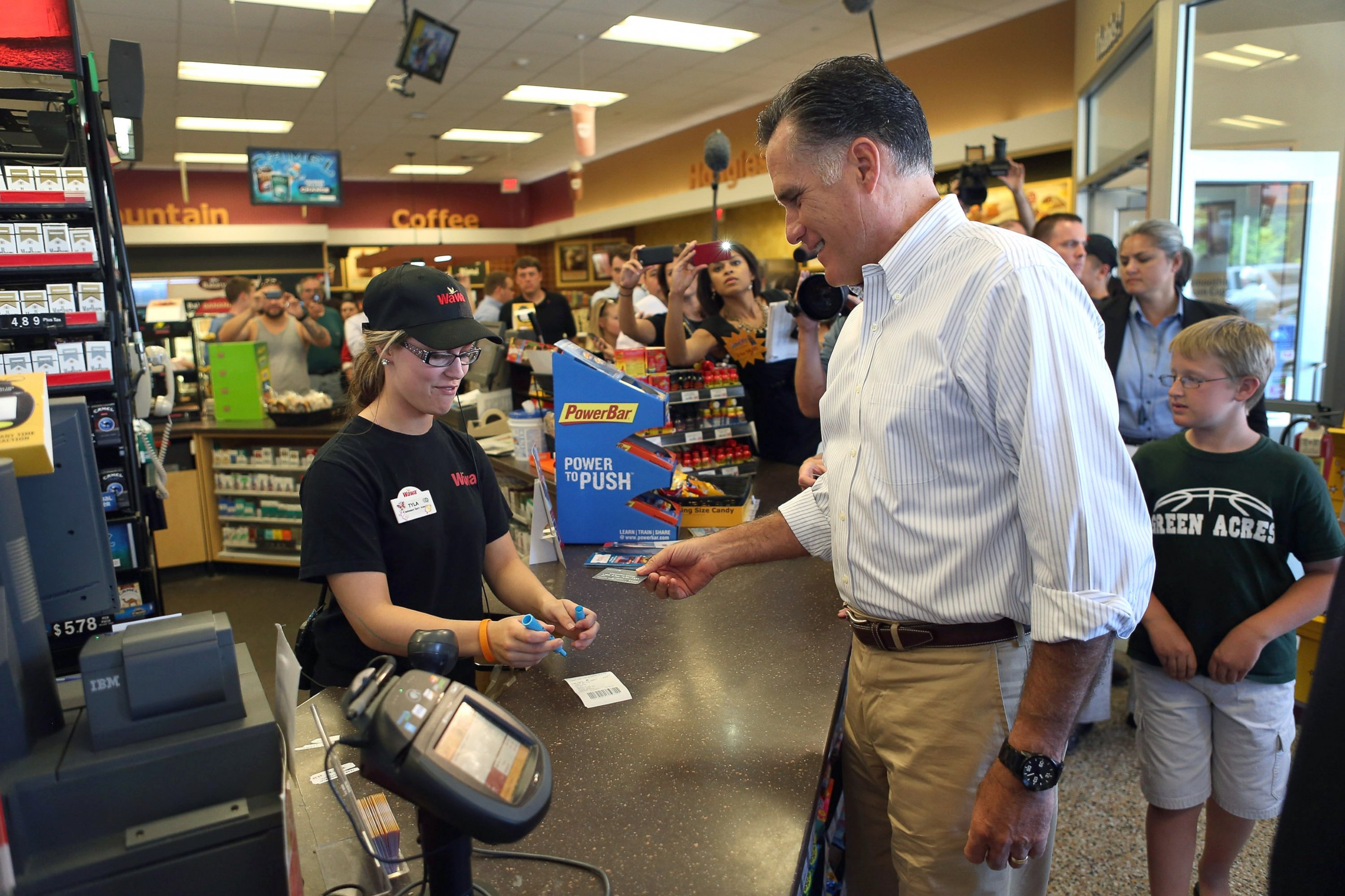 PHOTO: Mitt Romney prepares to pay for a sandwich in a WaWa Gas Station,  June 16, 2012, in Quakertown, Pa.