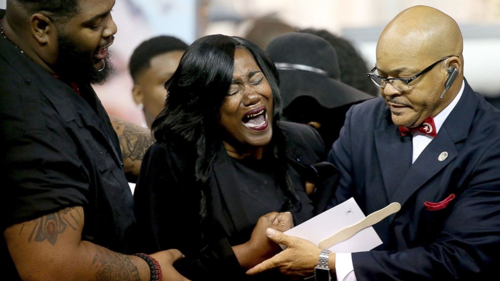 PHOTO: Sandra Sterling, aunt of Alton Sterling, cries during the funeral of her nephew, July 15, 2016, in Baton Rouge, Louisiana.