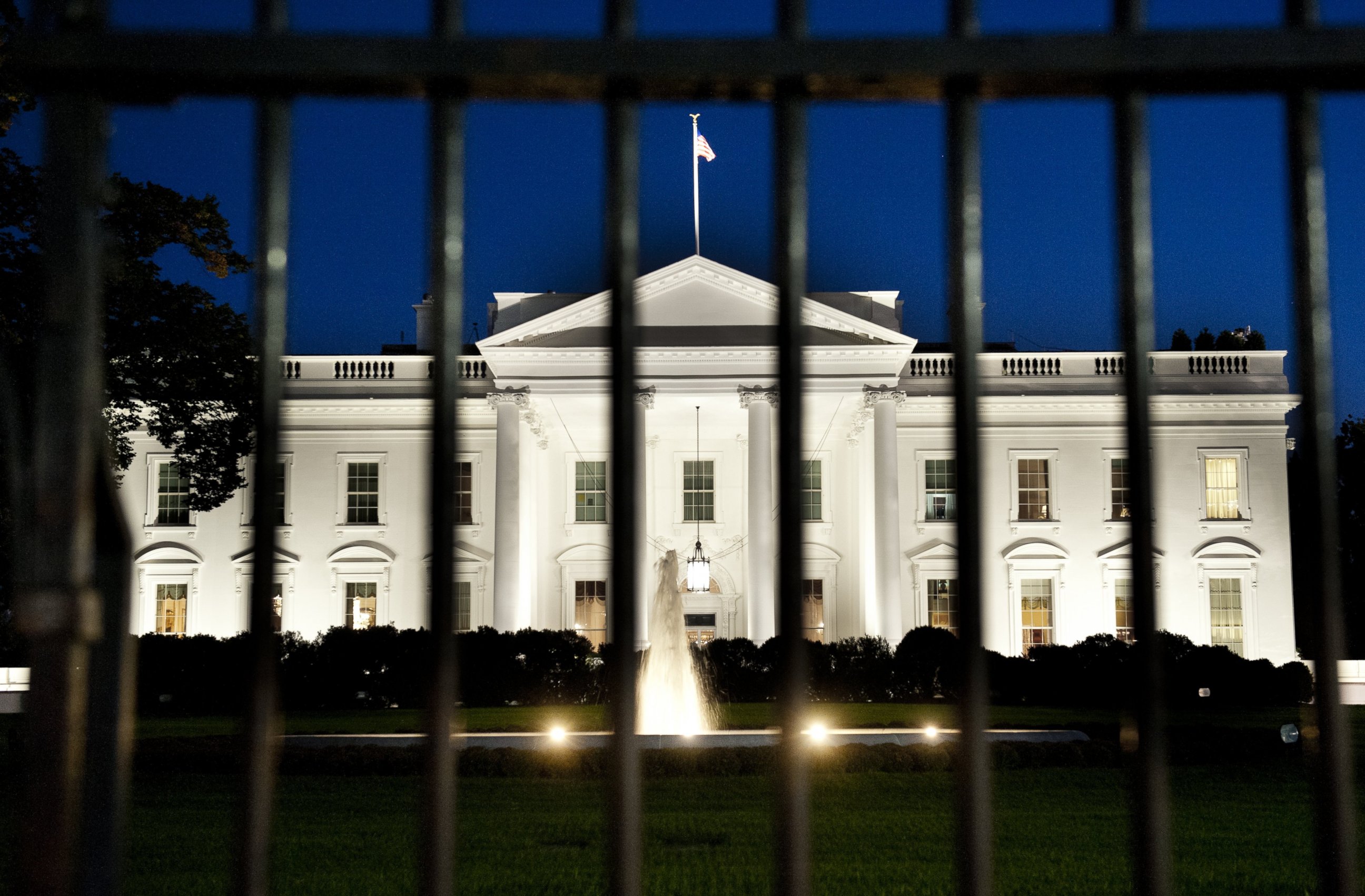PHOTO: The White House is seen at dusk